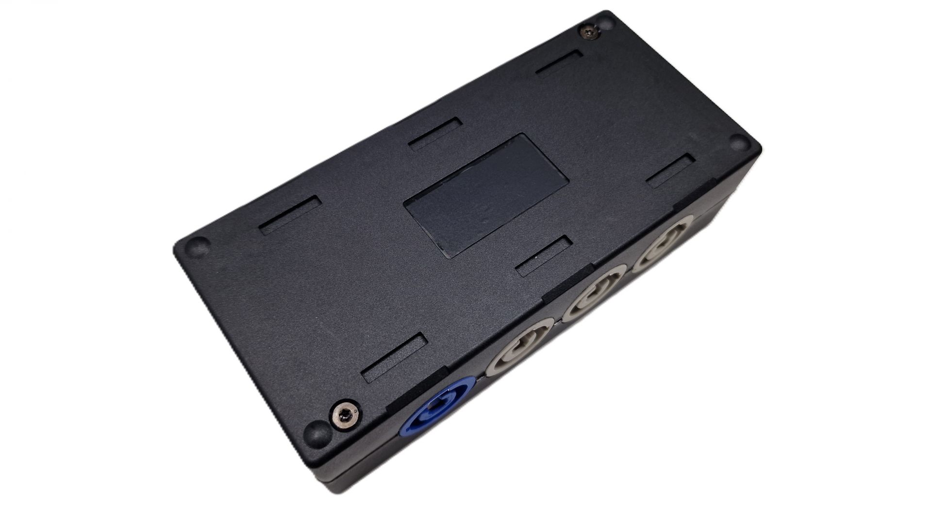 Der RigPortL1 ist eine Breakout-Box mit Powercon Anschlüssen.